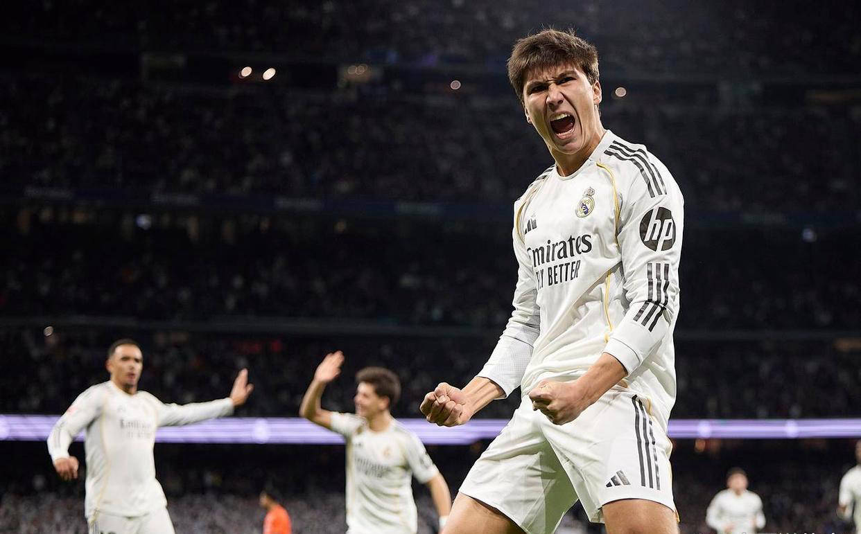 西甲最新积分战报:维尼修斯梅开二度助皇马8连胜,升至榜首超越巴萨